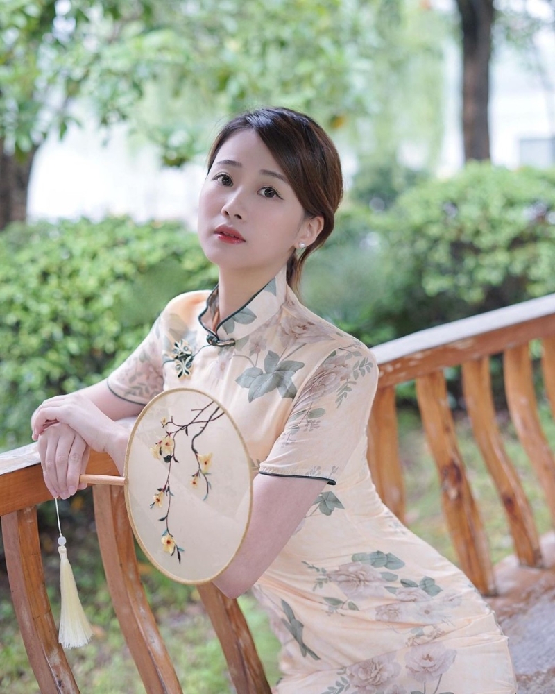 温荞菲出生于江西赣州，小时候在内地生活
