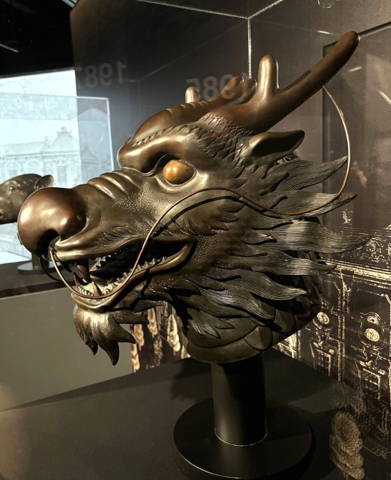 龙首青铜雕塑。 清乾隆年间(1736–1795年)复原模型。 (新加坡国家文物局亚洲文明博物馆借展) 龙首青铜雕塑。 清乾隆年间(1736–1795年)复原模型。 (新加坡国家文物局亚洲文明博物馆借展)