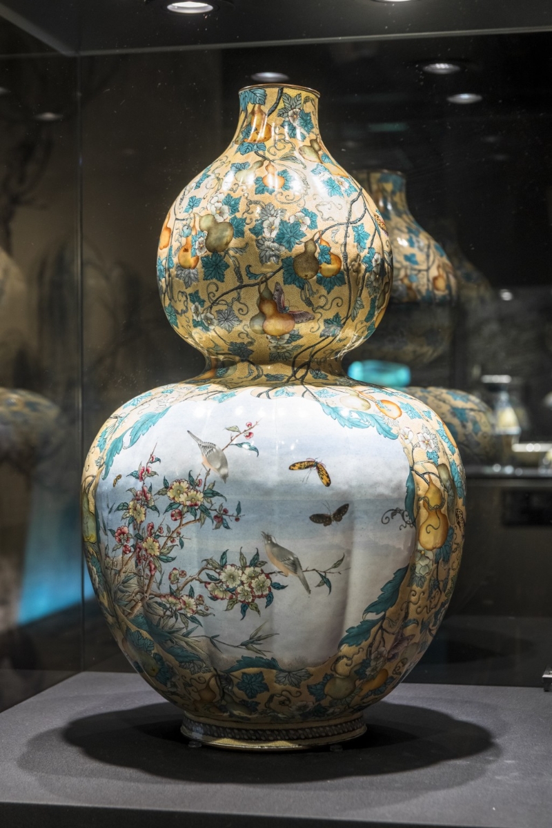 铜胎画珐瑯开光花鸟纹葫芦瓶,清乾隆年间(1736–1795年),铜胎画珐珐。 (香港艺术馆借展) 铜胎画珐瑯开光花鸟纹葫芦瓶,清乾隆年间(1736–1795年),铜胎画珐珐。 (香港艺术馆借展)