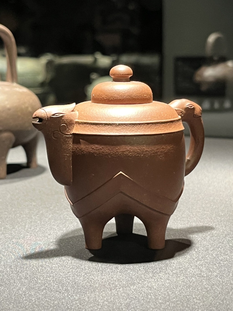 陈仲美款宜兴紫砂天鸡三足陶壶,民国时期(20世纪前期)。 (香港中文大学文物馆借展) 陈仲美款宜兴紫砂天鸡三足陶壶,民国时期(20世纪前期)。 (香港中文大学文物馆借展)