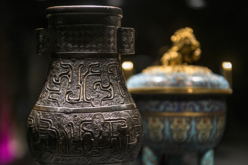 夔龙纹贯耳壶 元 (1271–1368) 青铜制。 (香港艺术馆借展) 夔龙纹贯耳壶 元 (1271–1368) 青铜制。 (香港艺术馆借展)
