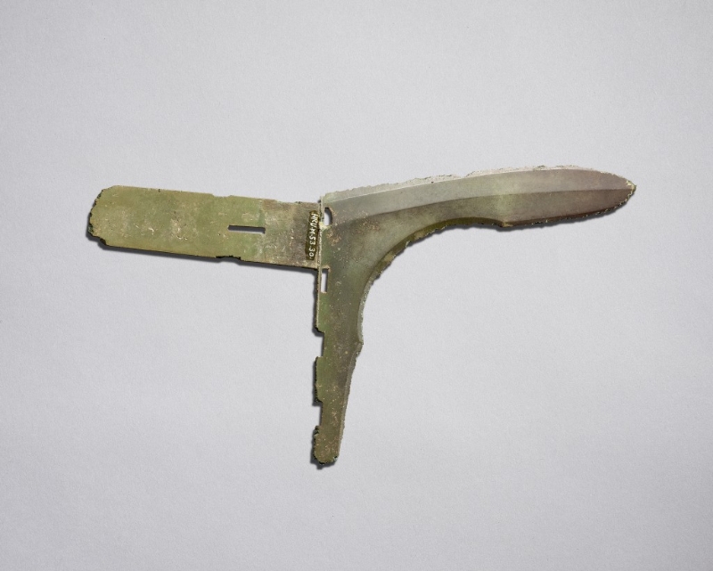 戈,周(约公元前1046年–公元前256年),青铜制。 (香港大学美术博物馆借展) 戈,周(约公元前1046年–公元前256年),青铜制。 (香港大学美术博物馆借展)