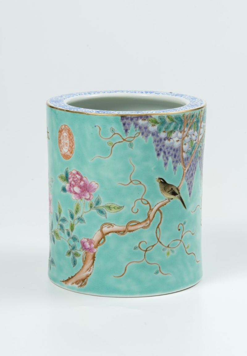 粉彩花鸟纹笔筒,清同治末至光绪(1873–1908),景德镇窑。 (香港中文大学文物馆借展) 粉彩花鸟纹笔筒,清同治末至光绪(1873–1908),景德镇窑。 (香港中文大学文物馆借展)