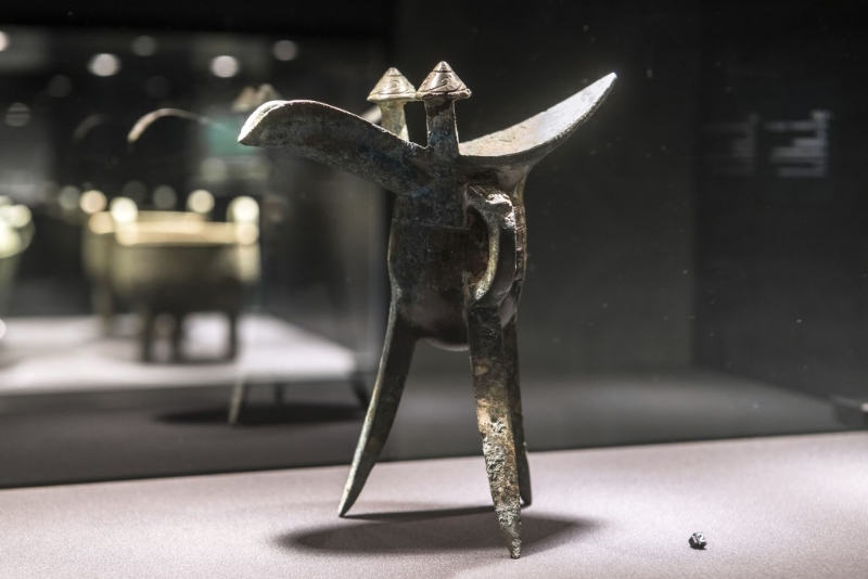 爵,商(约公元前17世纪–公元前11世纪),青铜制。 (何安达先生借展) 爵,商(约公元前17世纪–公元前11世纪),青铜制。 (何安达先生借展)