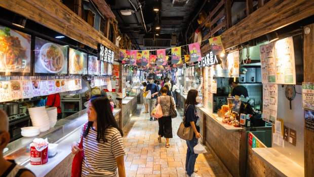“香港街市”旗下部分街市小食街从9月25日至10月24日期间，晚上8时半后将设置“夜消MORE”时段。