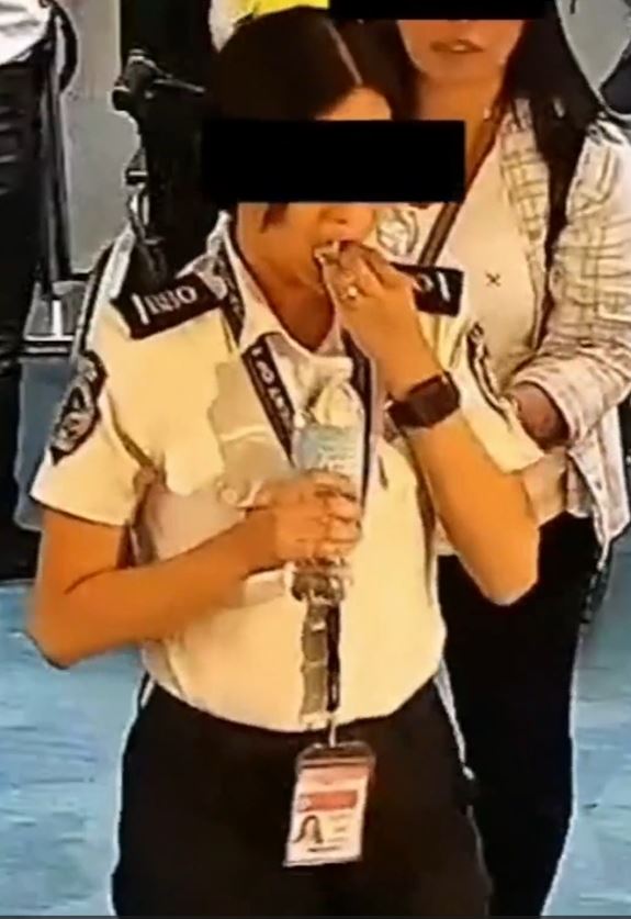 菲律宾机场女安检生吞美金消灭证据。 菲律宾机场女安检生吞美金消灭证据。