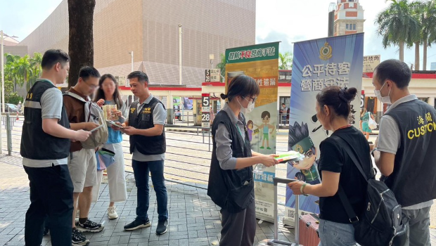 ​国庆黄金周︱香港海关︰将高调巡查旅客购买药材热点，派发“避坑指南”