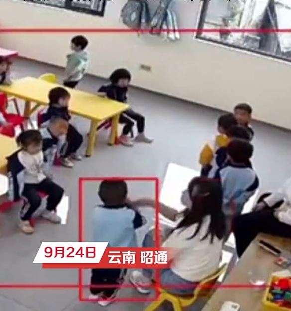 幼儿园老师大力打幼童巴掌 幼儿园老师大力打幼童巴掌