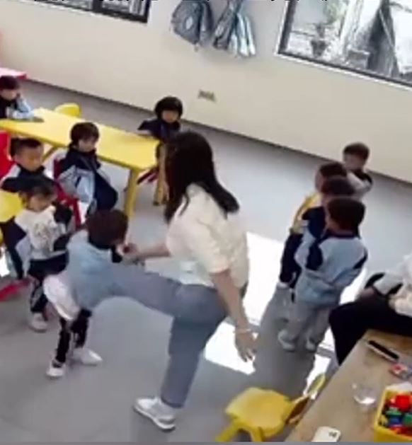幼儿园老师脚踢幼童 幼儿园老师脚踢幼童