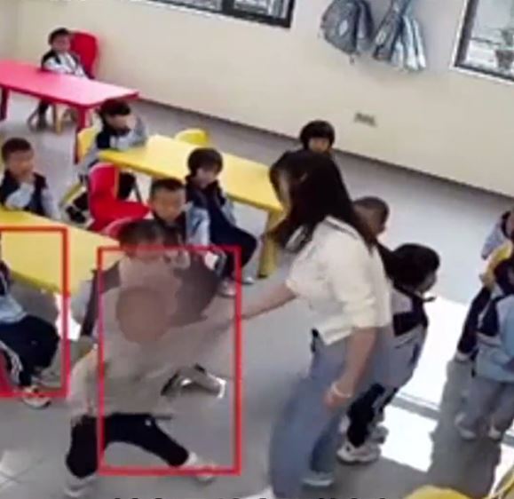 幼儿园老师粗暴拉扯另一幼童 幼儿园老师粗暴拉扯另一幼童