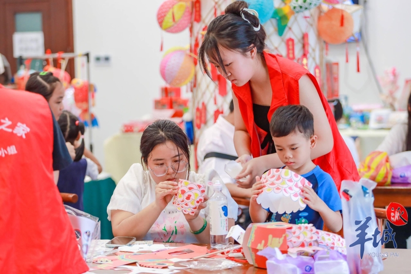 一位妈妈和孩子正在学习制作简易鱼灯 一位妈妈和孩子正在学习制作简易鱼灯