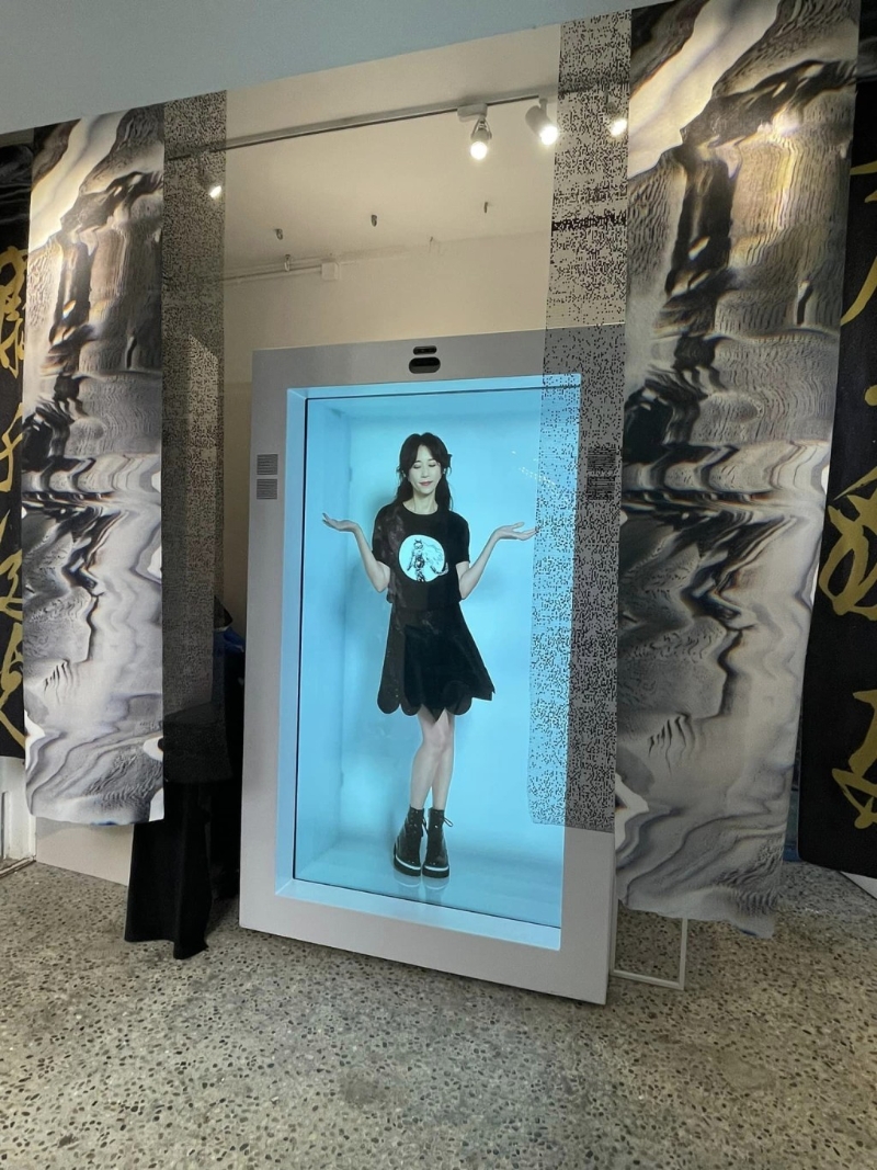 是次展览设有投射3D影像于现实场景的「全息投影」(Hologram)与立体Karen 投影互动 是次展览设有投射3D影像于现实场景的「全息投影」(Hologram)与立体Karen 投影互动