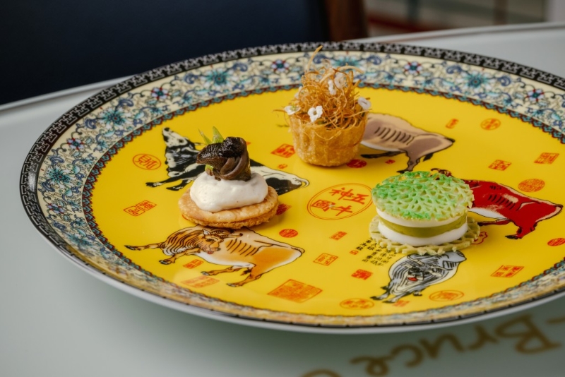 厨魔将现代中菜重新定义,追求玩味与多元化的用餐体验。 厨魔将现代中菜重新定义,追求玩味与多元化的用餐体验。