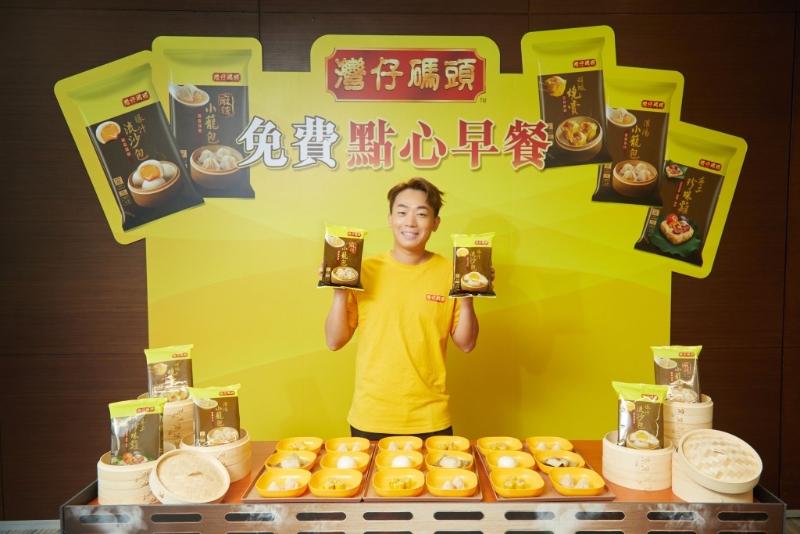 岑珈其变身美食特派员,免费派发湾仔码头点心。 岑珈其变身美食特派员,免费派发湾仔码头点心。