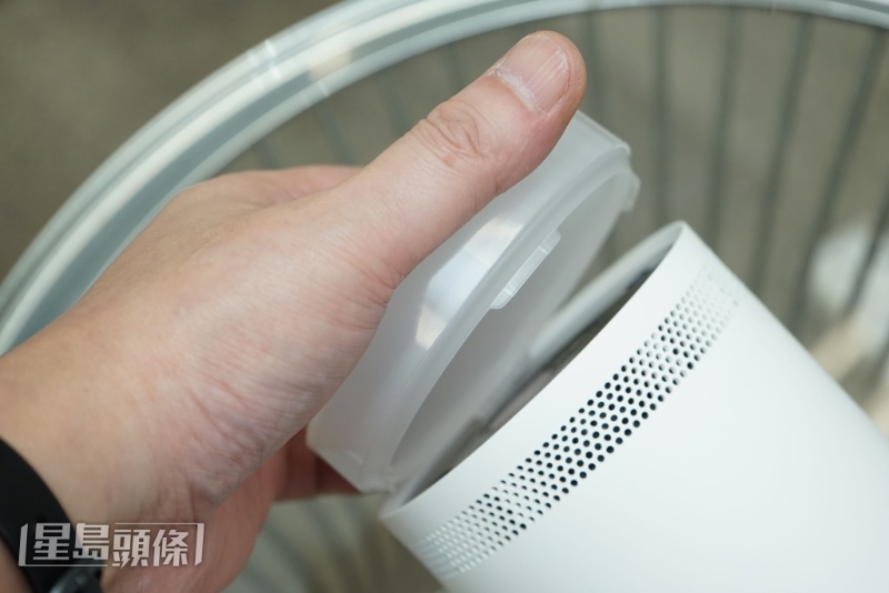 拆除投影机前端的保护盖 拆除投影机前端的保护盖