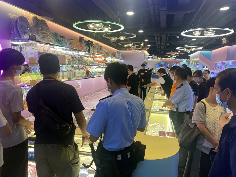 警员到华都商场美国冒险乐园调查。fb:美国冒险乐园关注组 警员到华都商场美国冒险乐园调查。fb:美国冒险乐园关注组