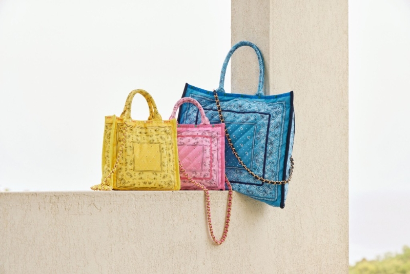 LeSportsac Atelier第二季胶囊系列主打作之一，Chain Quilt Bag以黄、粉红及天蓝色为主调，并饰以头巾的艺术印花及格纹，复古又亮眼。 （LeSportsac，$2,380至$2,680）