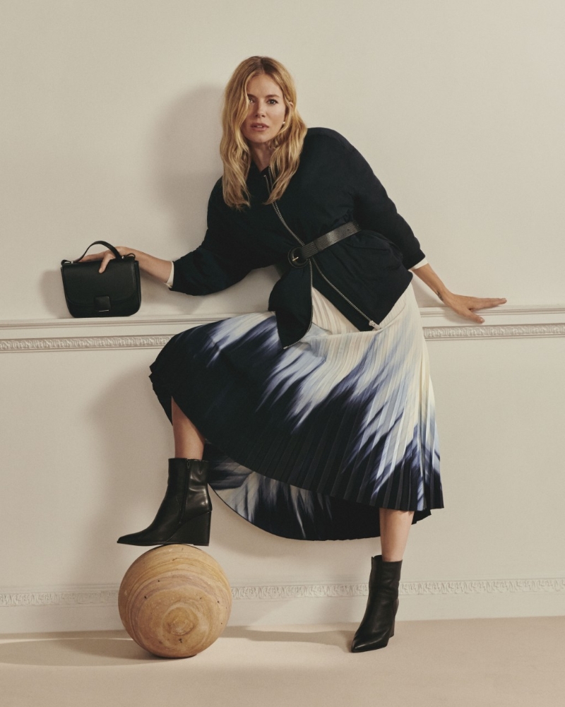 Marks & Spencer秋季系列新品，找来身为代言人的英国女演员Sienna Miller型格演绎，图为全新黑色人造皮革斜揹手袋$449。 （Marks & Spencer）