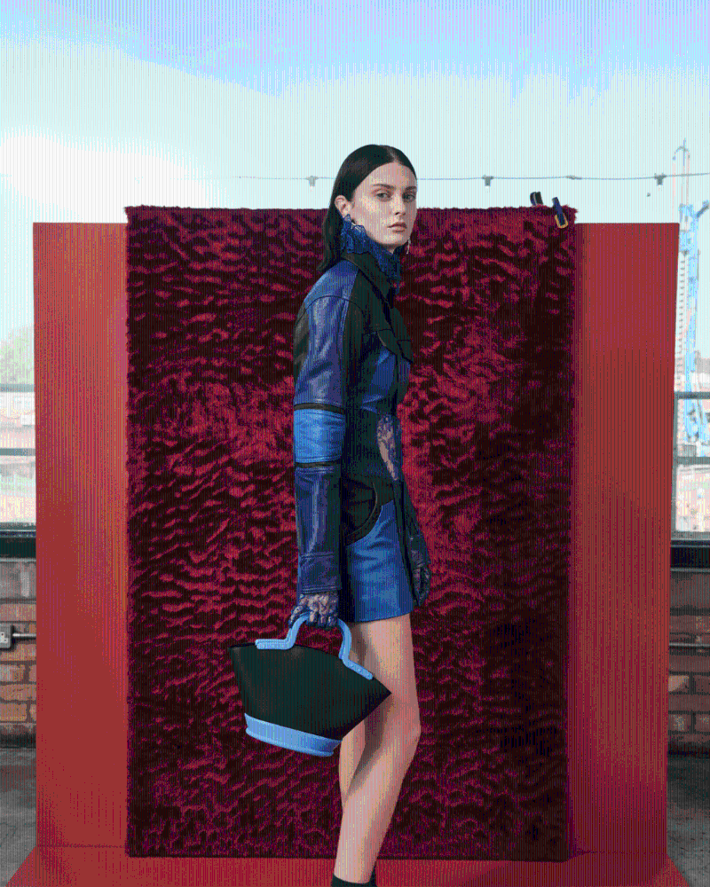 Fan扇形手提袋、$639、Charles & Keith。