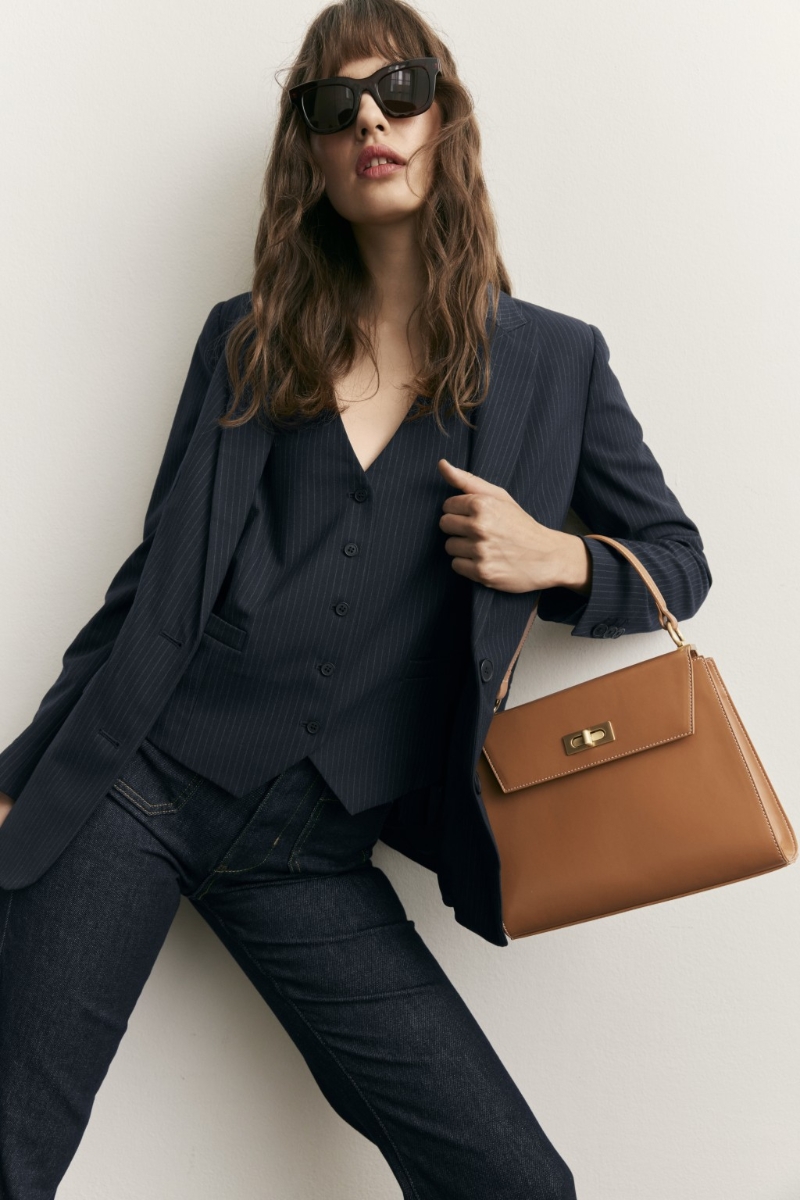 人造皮革顶部手柄手提袋、$499、Marks & Spencer，设计特色乃内设衬里及内侧拉链口袋。