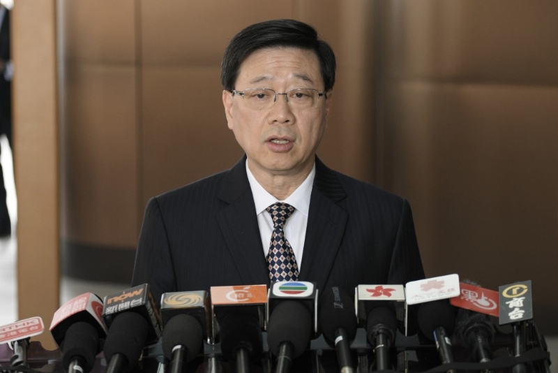 图为李家超今日启程前于香港机场见记者。 图为李家超今日启程前于香港机场见记者。