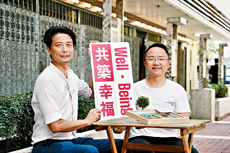房屋署总建筑师李民伟(左)及幸福设计指引项目顾问、邻里关係研究所总监何力辉(右)亦有一同落区。 房屋署总建筑师李民伟(左)及幸福设计指引项目顾问、邻里关係研究所总监何力辉(右)亦有一同落区。