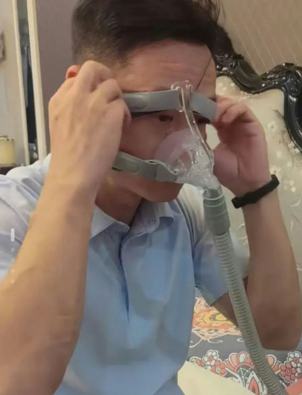 杨威患有睡眠窒息症,终身配戴呼吸机。(影片截图) 杨威患有睡眠窒息症,终身配戴呼吸机。(影片截图)