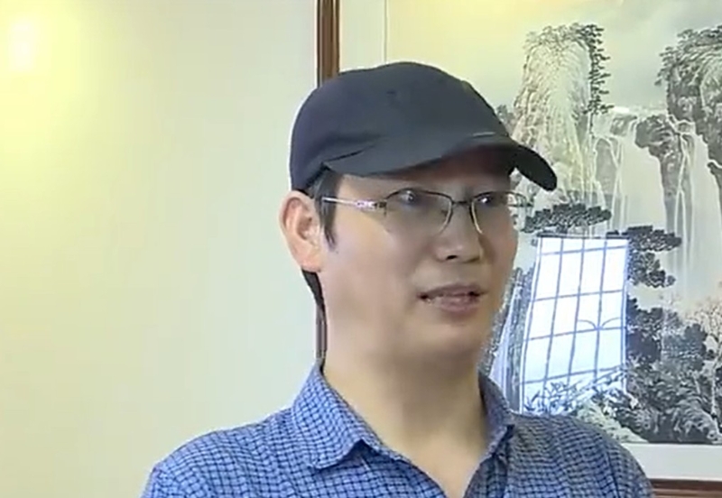 张男坚持不妥协,要拍卖公司履行契约精神。 网图 张男坚持不妥协,要拍卖公司履行契约精神。 网图