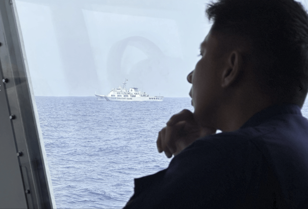 中国海警船早前在菲方船只拒听警告后,排列阵式阻其前进,双方最近距离仅约一米。 中国海警船早前在菲方船只拒听警告后,排列阵式阻其前进,双方最近距离仅约一米。