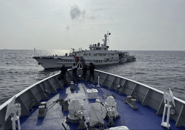 中国海警船和民兵船早前在菲方船只拒听警告后,以排列阵式阻其前进,双方最近距离仅约一米。 中国海警船和民兵船早前在菲方船只拒听警告后,以排列阵式阻其前进,双方最近距离仅约一米。