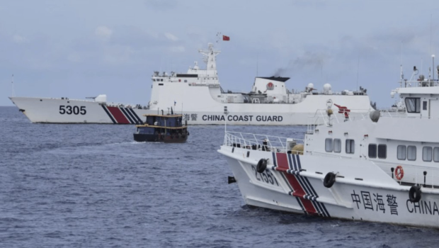 中国海警早前亦曾拦阻菲律宾船只向仁爱礁“坐滩”军舰运送筑物资。 中国海警早前亦曾拦阻菲律宾船只向仁爱礁“坐滩”军舰运送筑物资。