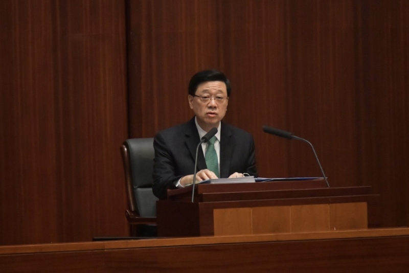 行政长官发表施政报告。 行政长官发表施政报告。
