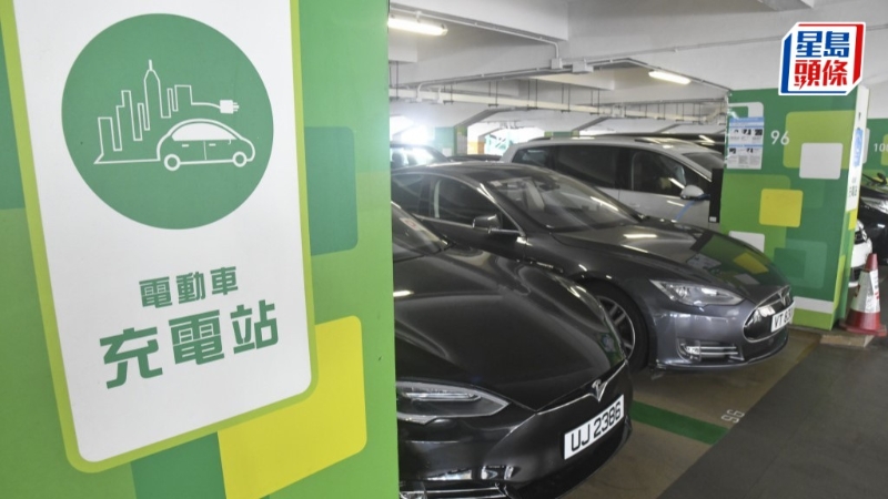 新一份《施政报告》今日(25日)出炉,政府将在海、陆、空交通方面全力推动新能源使用和供应。 新一份《施政报告》今日(25日)出炉,政府将在海、陆、空交通方面全力推动新能源使用和供应。