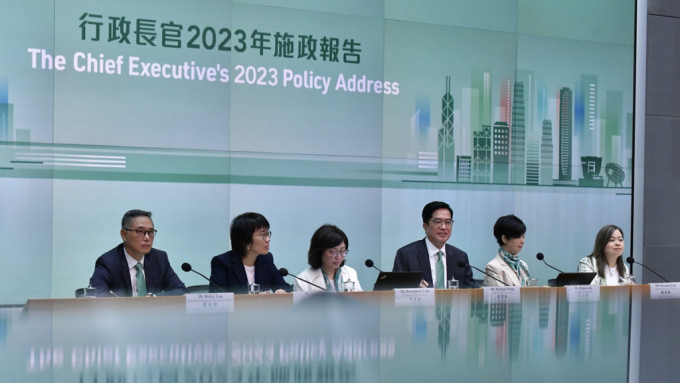 黄伟纶等政府官员出席施政报告政策记者会 黄伟纶等政府官员出席施政报告政策记者会