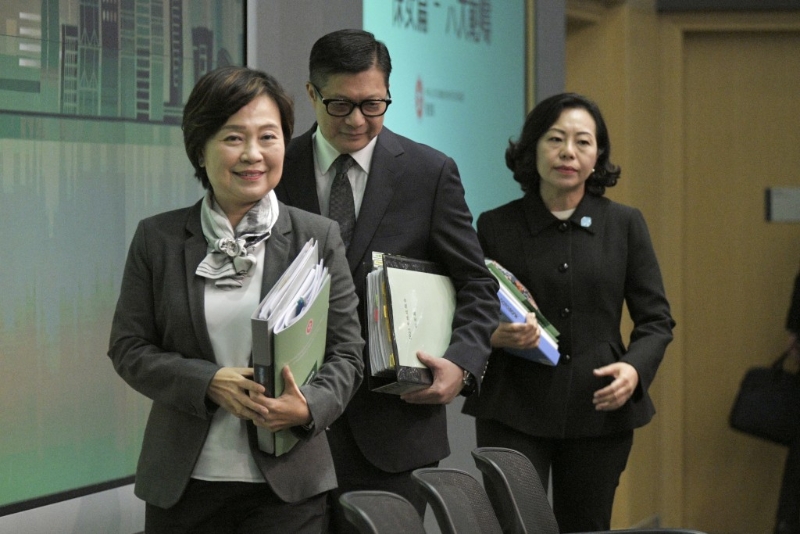 蔡若莲(左一) 蔡若莲(左一)