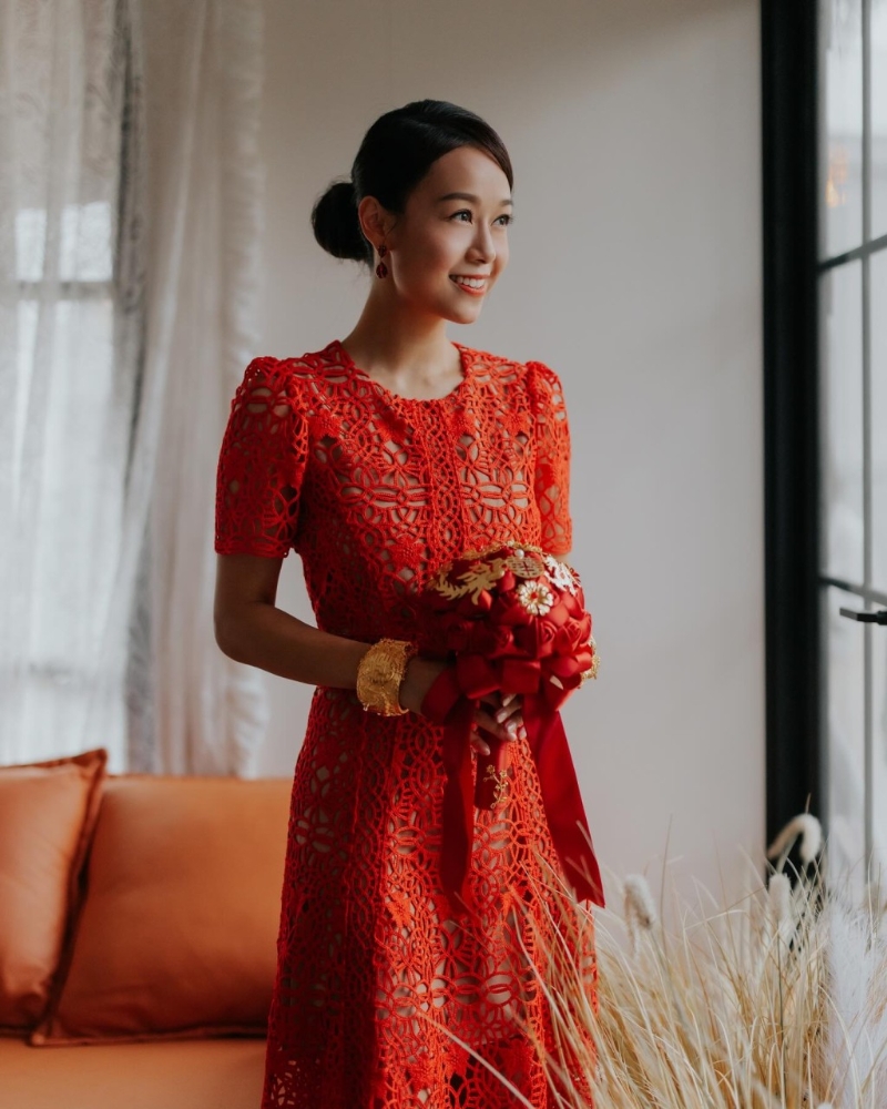 黄心颖再度婚照，穿上透视红色嫁衣，非常喜庆。