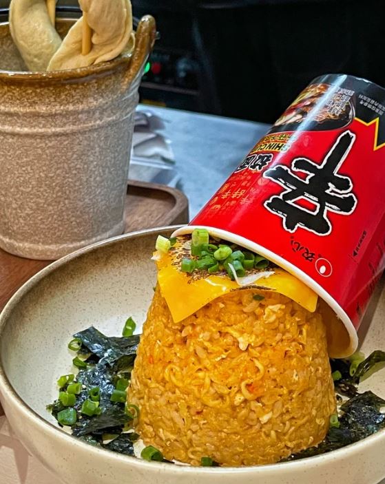 辛辣麵炒饭上再放芝士(图片来源:小红书) 辛辣麵炒饭上再放芝士(图片来源:小红书)