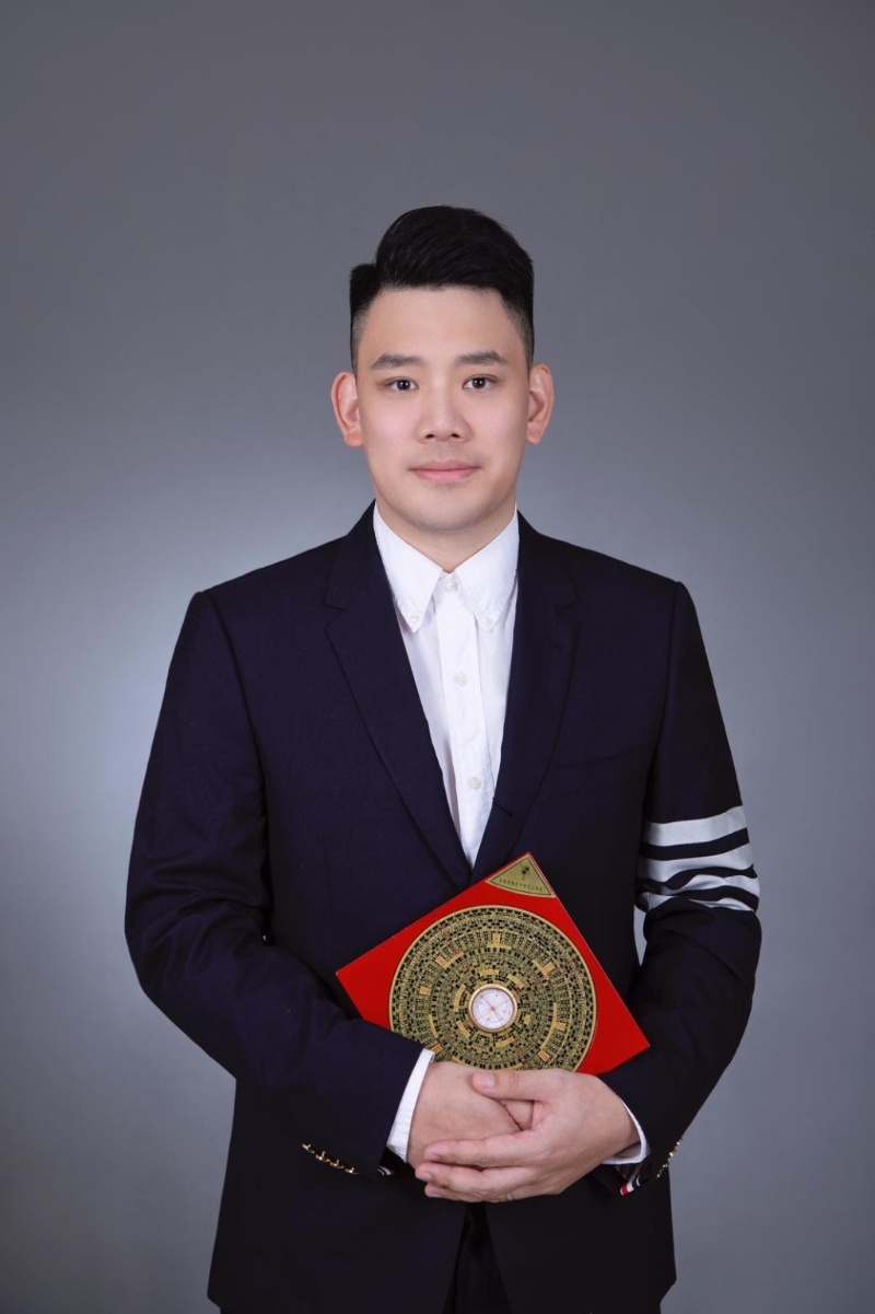 周璞初师傅为大家详述新居入伙拜四角步骤。 周璞初师傅为大家详述新居入伙拜四角步骤。