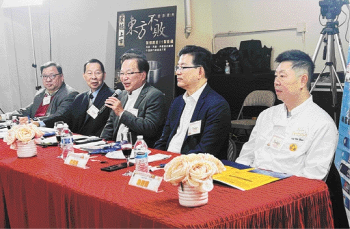 大赛评判(左起)旧金山华埠商户联会会长邵旗谦、中药针灸中医师曾灏林、美国中药联商会会长刘源凯、星岛日报美西版社长梁建锋、半岛饮食集团出口部总监詹庆辉。 大赛评判(左起)旧金山华埠商户联会会长邵旗谦、中药针灸中医师曾灏林、美国中药联商会会长刘源凯、星岛日报美西版社长梁建锋、半岛饮食集团出口部总监詹庆辉。