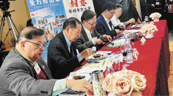 评判们细细品尝参赛者们的美味佳作。 评判们细细品尝参赛者们的美味佳作。