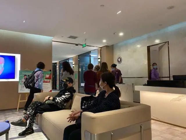 现时有不少港人都到深圳光顾牙医诊所。 现时有不少港人都到深圳光顾牙医诊所。
