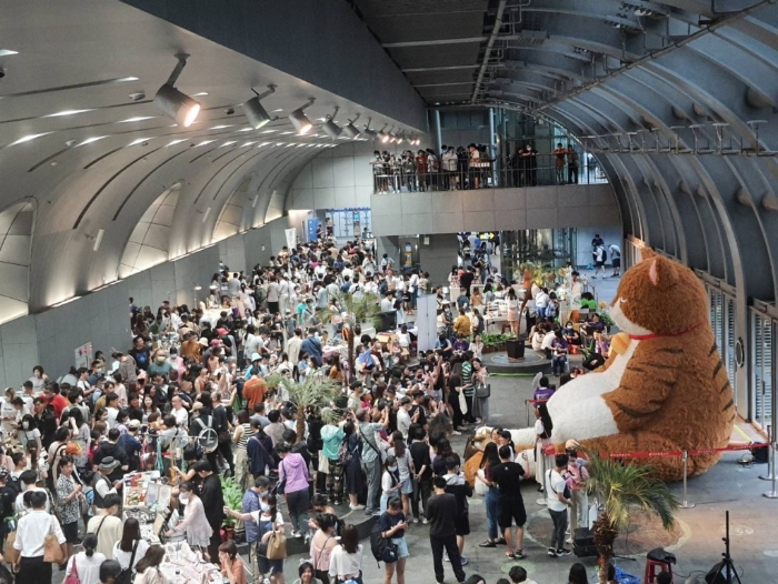 今年5月在台北大安森林公园捷运站出现的3米高大肚腩厌世脸巨猫“橘猫重重” 今年5月在台北大安森林公园捷运站出现的3米高大肚腩厌世脸巨猫“橘猫重重”