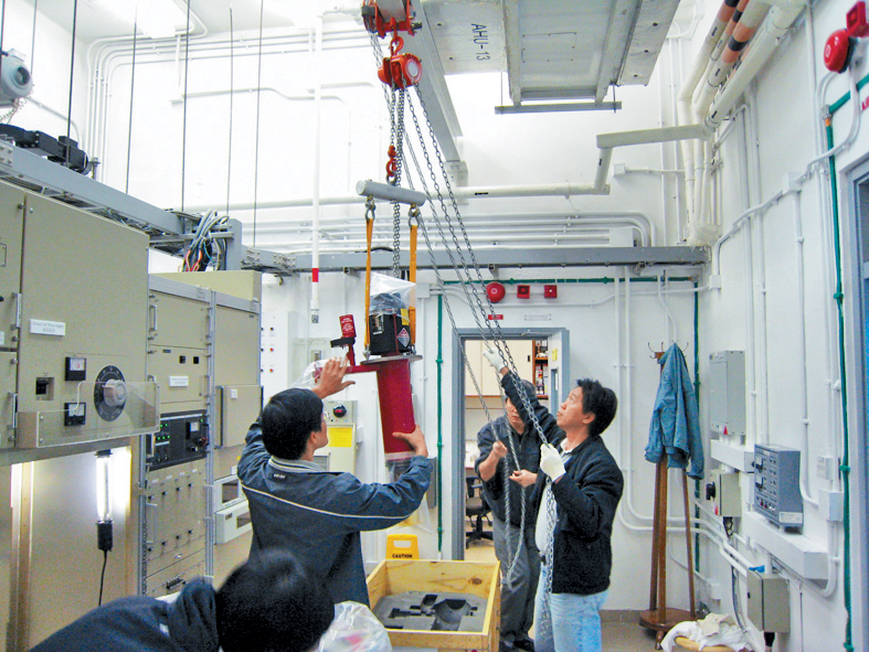 近日工程人员为新的「白波波」增添新仪器。 近日工程人员为新的「白波波」增添新仪器。