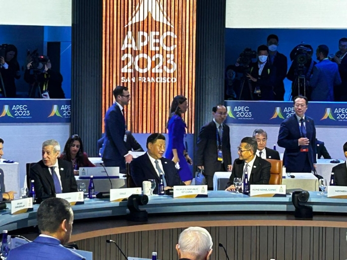 APEC最后一天会议,习近平与陈茂波继续并邻而坐,且断续交谈共约5分钟。 APEC最后一天会议,习近平与陈茂波继续并邻而坐,且断续交谈共约5分钟。