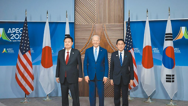 亚太经济合作会议(APEC)上,韩美日三国领导人17日举行三边会谈。日本首相岸田文雄(右起)、美国总统拜登、韩国总统尹锡悦在APEC峰会进行简短会晤,三方同意合作以军事行动应对朝鲜威胁。 亚太经济合作会议(APEC)上,韩美日三国领导人17日举行三边会谈。日本首相岸田文雄(右起)、美国总统拜登、韩国总统尹锡悦在APEC峰会进行简短会晤,三方同意合作以军事行动应对朝鲜威胁。