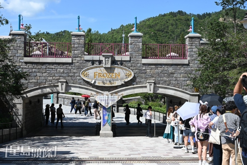 作为全球首个以《魔雪奇缘》(Frozen)作主题的迪士尼园区,园区分为“阿德尔小镇”及“阿德尔森林”两个部分,真实还原电影场景。 作为全球首个以《魔雪奇缘》(Frozen)作主题的迪士尼园区,园区分为“阿德尔小镇”及“阿德尔森林”两个部分,真实还原电影场景。