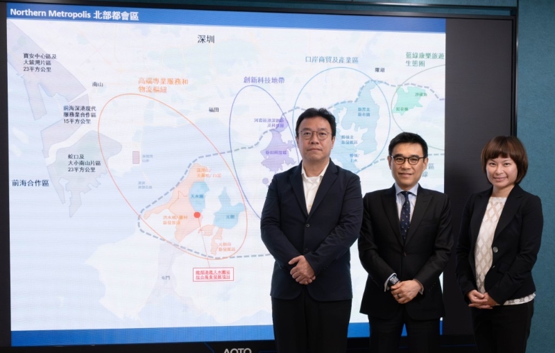 新地睇好未来天水围区的商业发展，由左至右为新鸿基地产工程管理部策划总监沈学雄、新鸿基地产代理总经理（写字楼租务） 卢经纬及新鸿基地产代理租务副总经理孙雅茵。