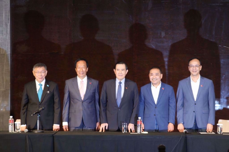 针对在野阵营整合，在民众党2024大选的参选人柯文哲（左起）邀请下，鸿海创办人郭台铭、台湾前领导人马英九、国民党2024大选参选人侯友宜、国民党主席朱立伦一同出席。
