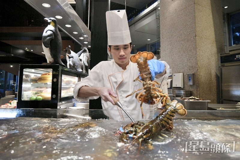 店内设鱼缸,海鲜生猛。 店内设鱼缸,海鲜生猛。