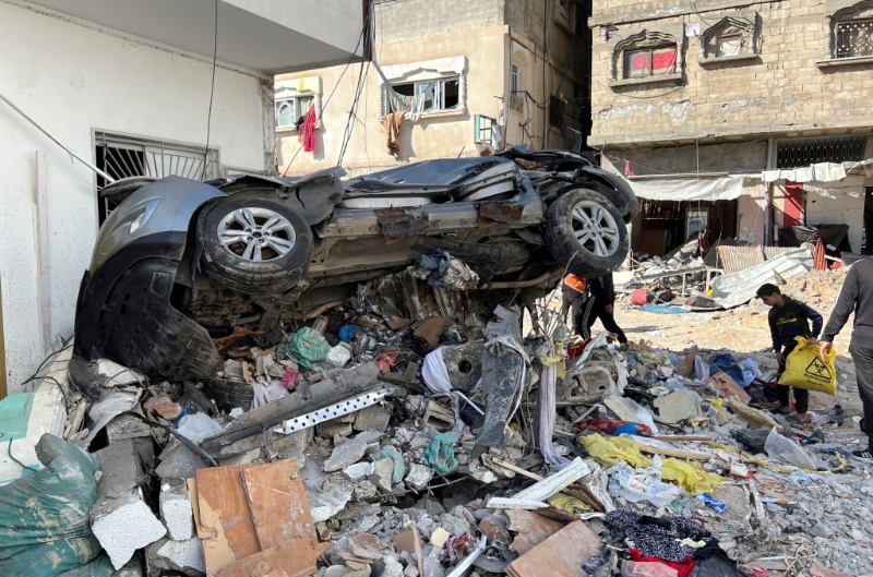 世卫斥以军破坏加沙阿德万医院,酿8病人死亡。图为院外遭轰炸后,汽车损毁。路透社 世卫斥以军破坏加沙阿德万医院,酿8病人死亡。图为院外遭轰炸后,汽车损毁。路透社